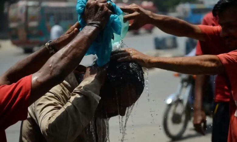 10 Dead as Heatwave Intensifies in Karachi