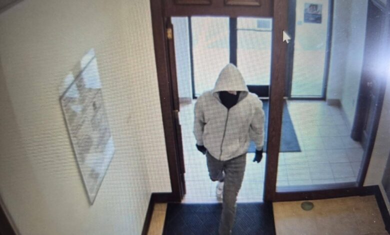 2 employees fatally shot in Kentucky bank robbery, search for suspect continues: State police