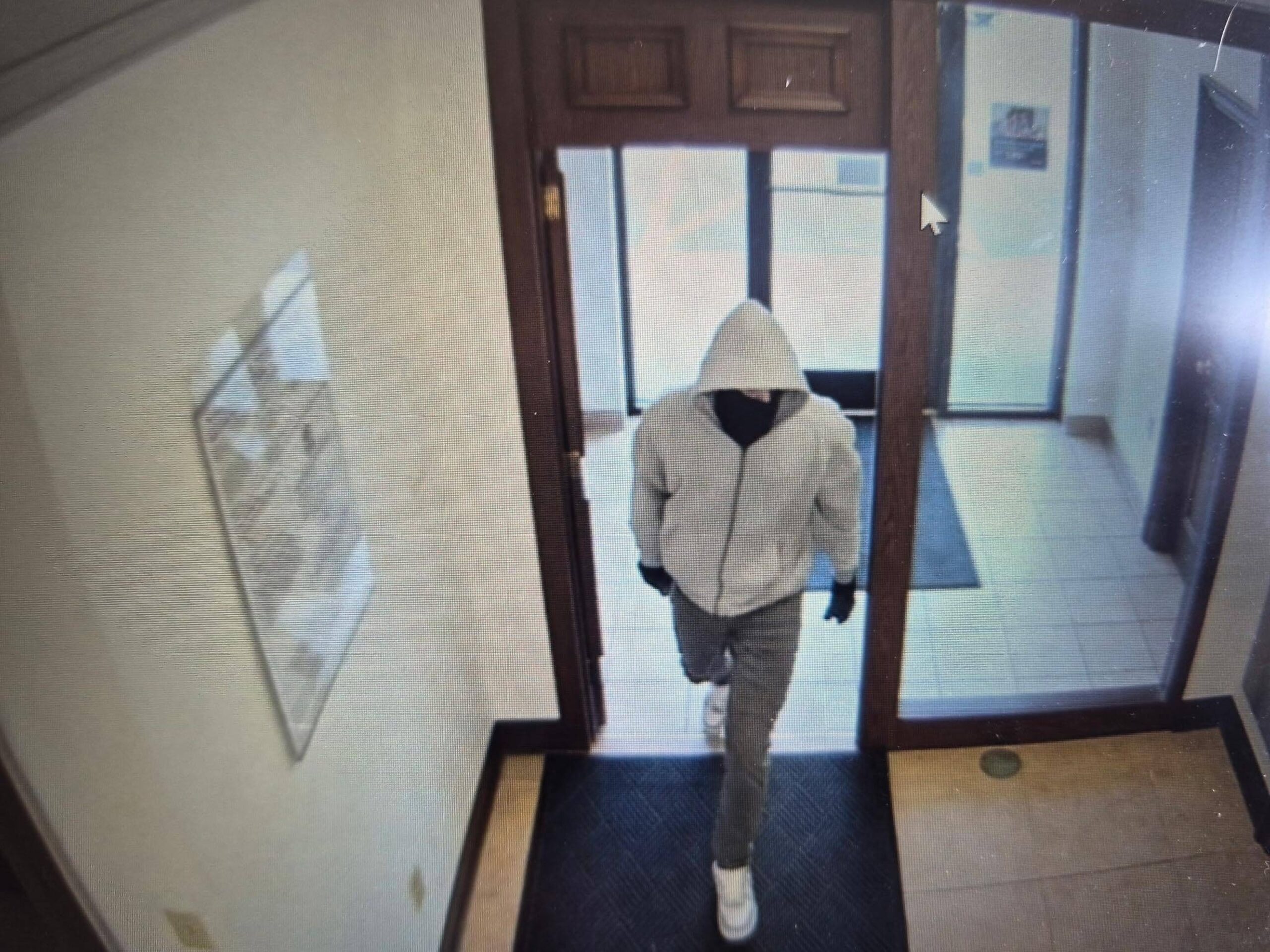 2 employees fatally shot in Kentucky bank robbery, search for suspect continues: State police