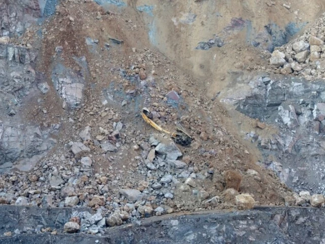 28 killed when illegal gold mine collapses in Angola | The Express Tribune