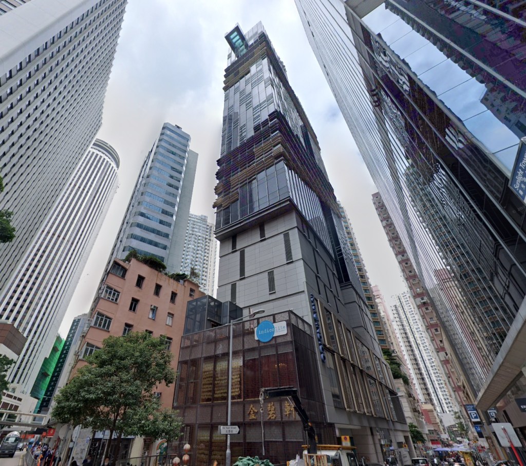 American tourist plunges to her  death from 29th floor of Hong Kong hotel