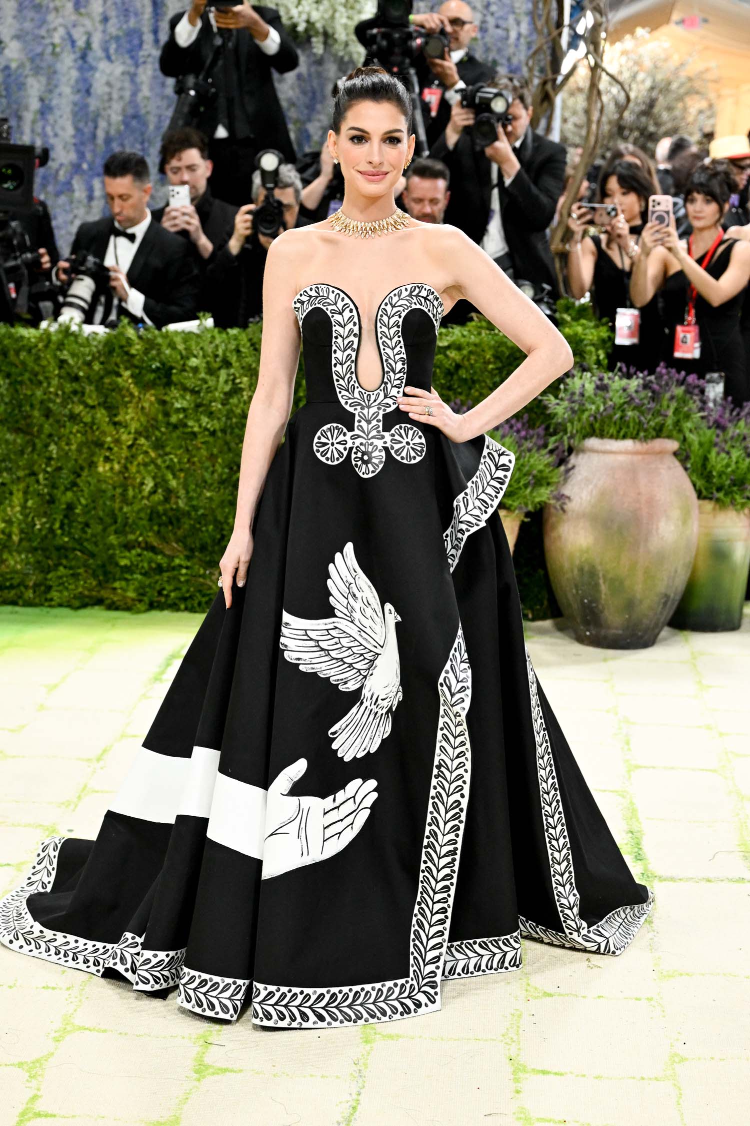 Anne Hathaway Absolutely Knocked Out the 2026 Met Gala – Go Fug Yourself