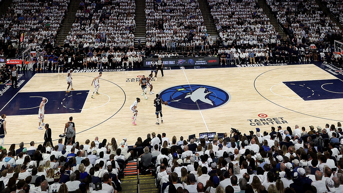 Anthony Edwards catches flak for congratulating Spurs with eight minutes left in game