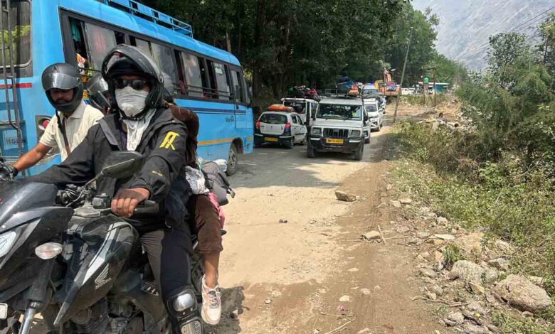 Badrinath pilgrims face frequent traffic jams     – Pioneer Edge | Uttarakhand News in English | Dehradun News Today| News Uttarakhand | Uttarakhand latest news