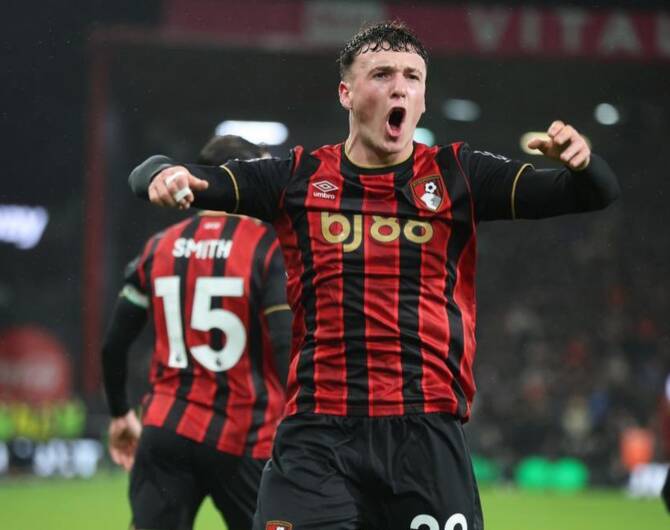 Bournemouth drops Jiménez from the squad while investigating social-media posts