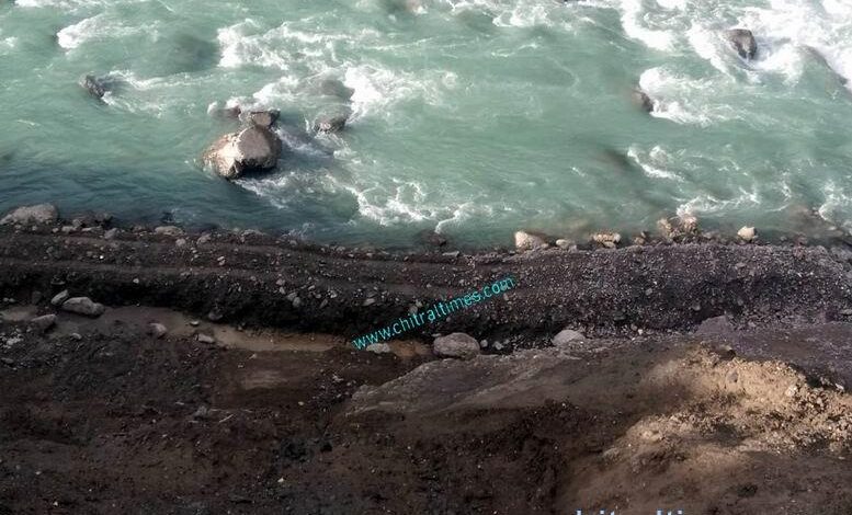 Chitral Times – پرواک تا سرغوز شندور متبادل سڑک کی بحالی التوا کا شکار، ڈی سی سے فوری نوٹس لینے کا مطالبہ