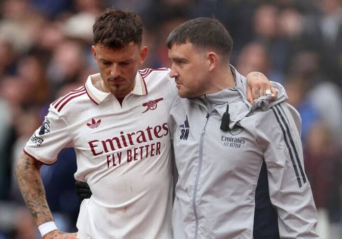 England’s Ben White avoids surgery, but World Cup status in doubt