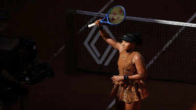 French Open: Naomi Osaka does it again in jaw-dropping custom gold Nike outfit en route to second round