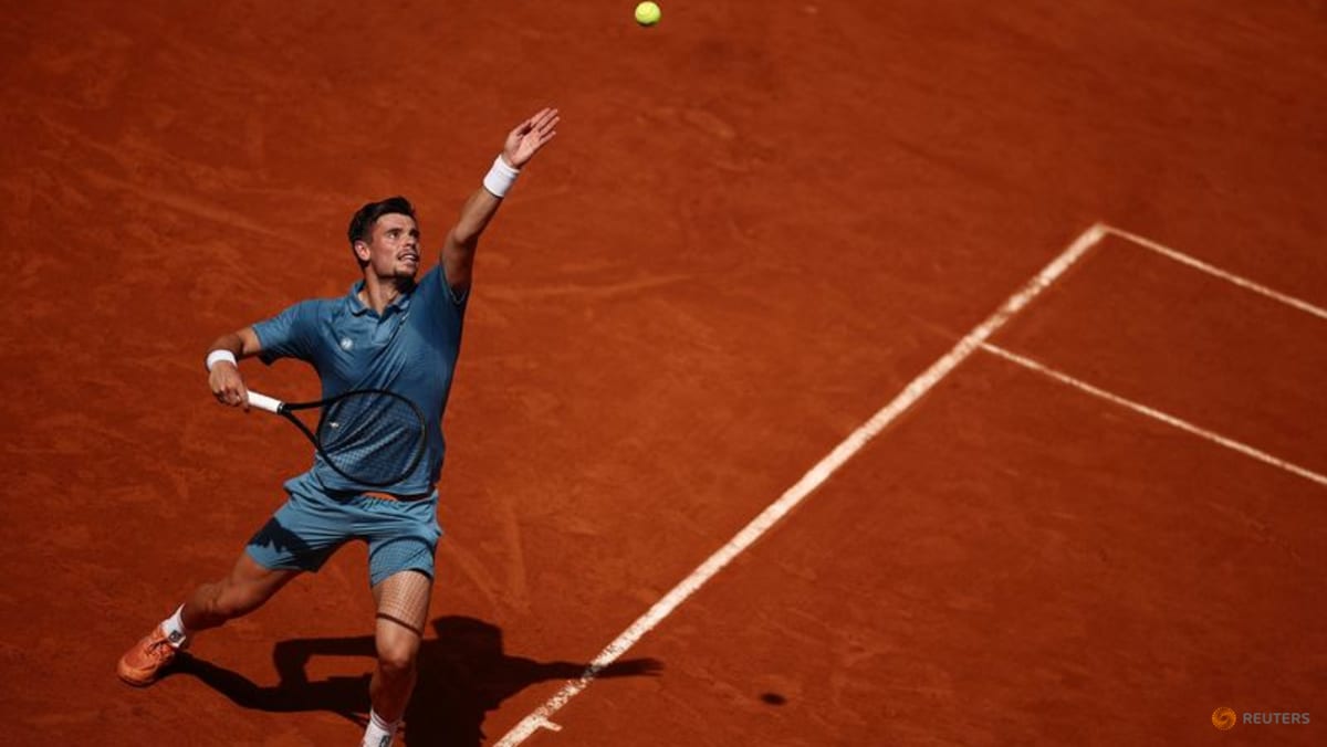 French Open gets under way with Coldplay song on strings, heat on clay