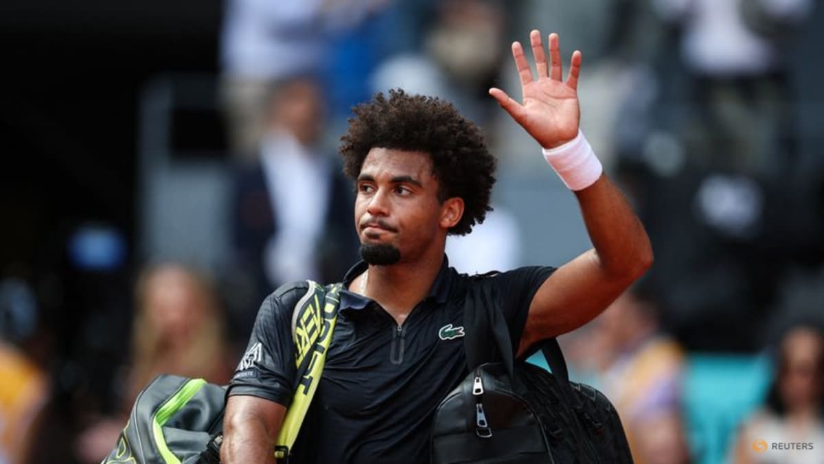 Frenchman Fils out of Roland Garros due to hip pain