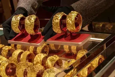 Gold price drops by Rs2,100 per tola in Pakistan