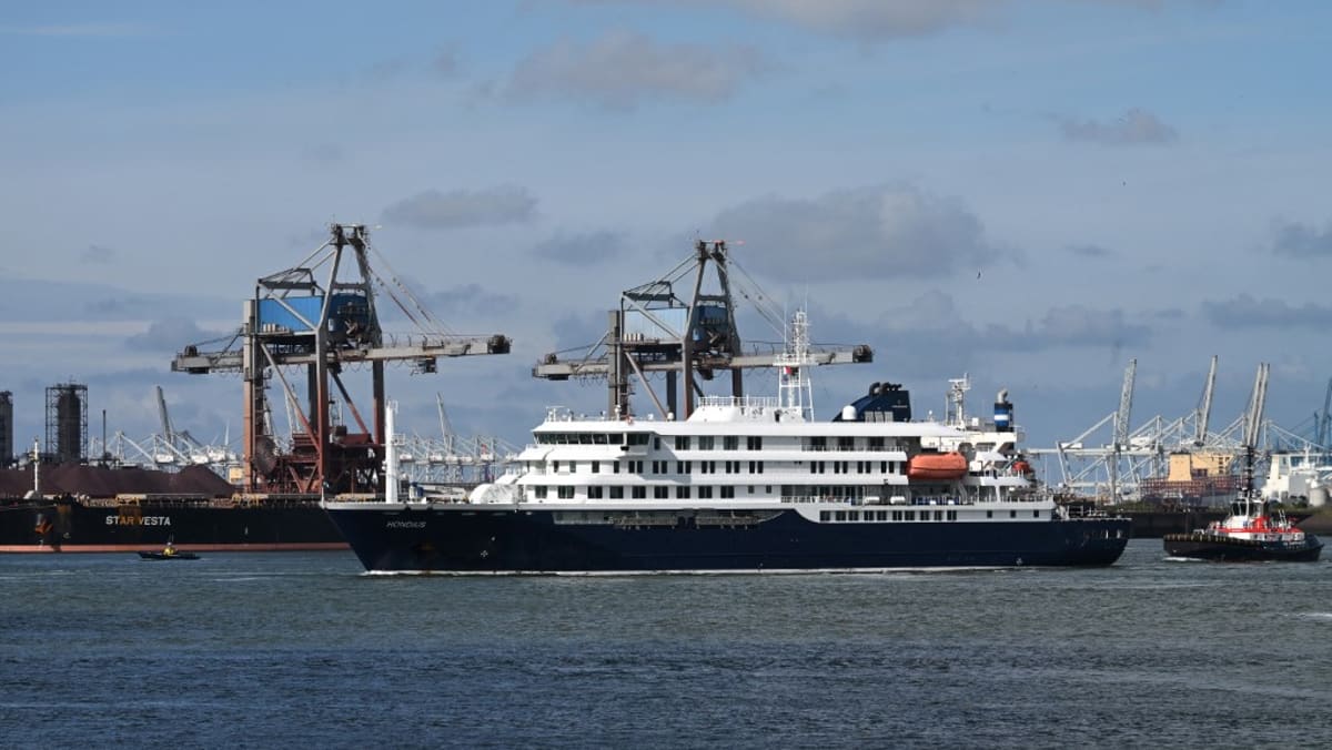 Hantavirus-hit cruise ship steams towards Rotterdam at voyage end