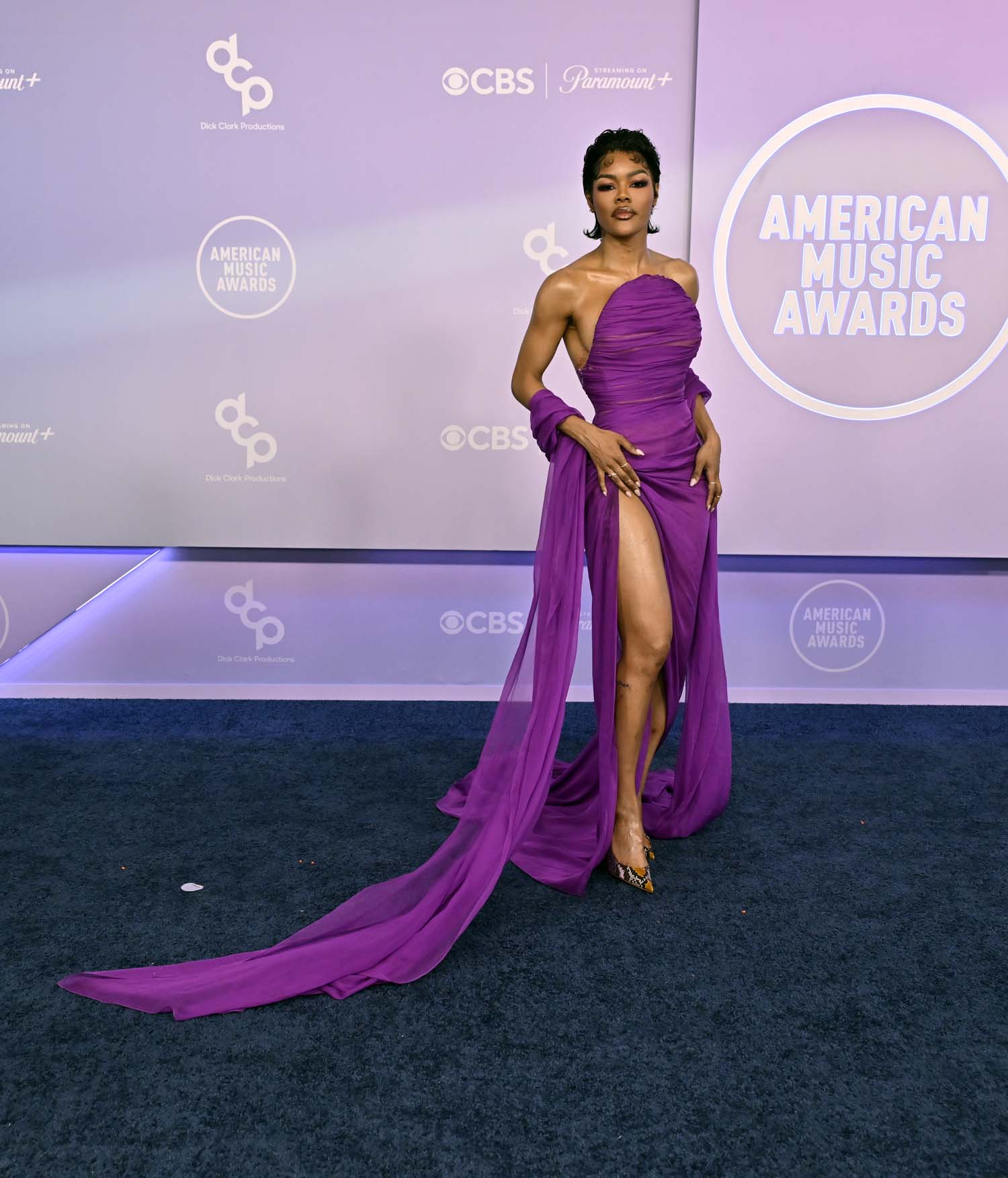 Highlights from the American Music Awards: The (Relatively) Subdued – Go Fug Yourself