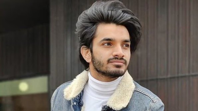 Indian-origin biotech engineer admits exposing himself on Emirates flight to UK | World News – The Times of India