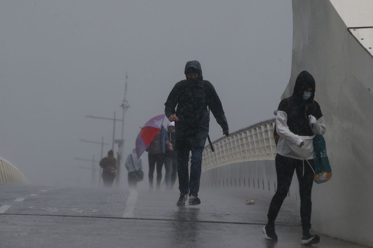 Ireland weather: Heavy rain and thunderstorms this weekend as temperatures to drop to 2 degrees