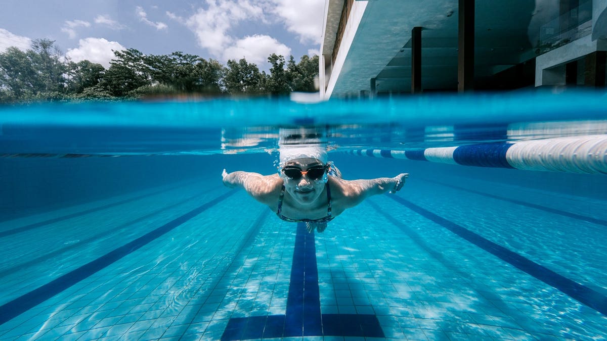 Is Avalanche star Nathan MacKinnon a psychopath for wearing flippers and goggles in the hotel pool?
