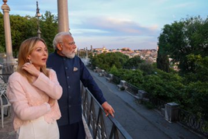 Italian artist Giampaolo Tomassetti presents PM Modi with a painting on Varanasi – Bilkul Online