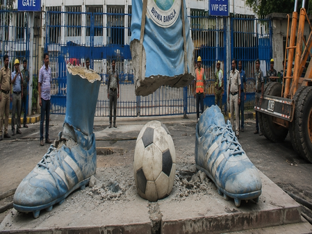 Kolkata: Statue outside Yuva Bharati Stadium removed amid long-standing criticism – Bilkul Online