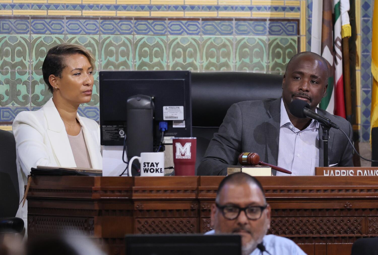 L.A. Council takes first step to delay -an-hour minimum wage for hotel, airport workers