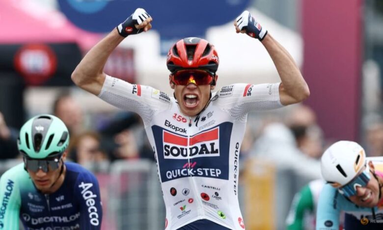 Magnier avoids crash and sprints to win Giro d’Italia opening stage