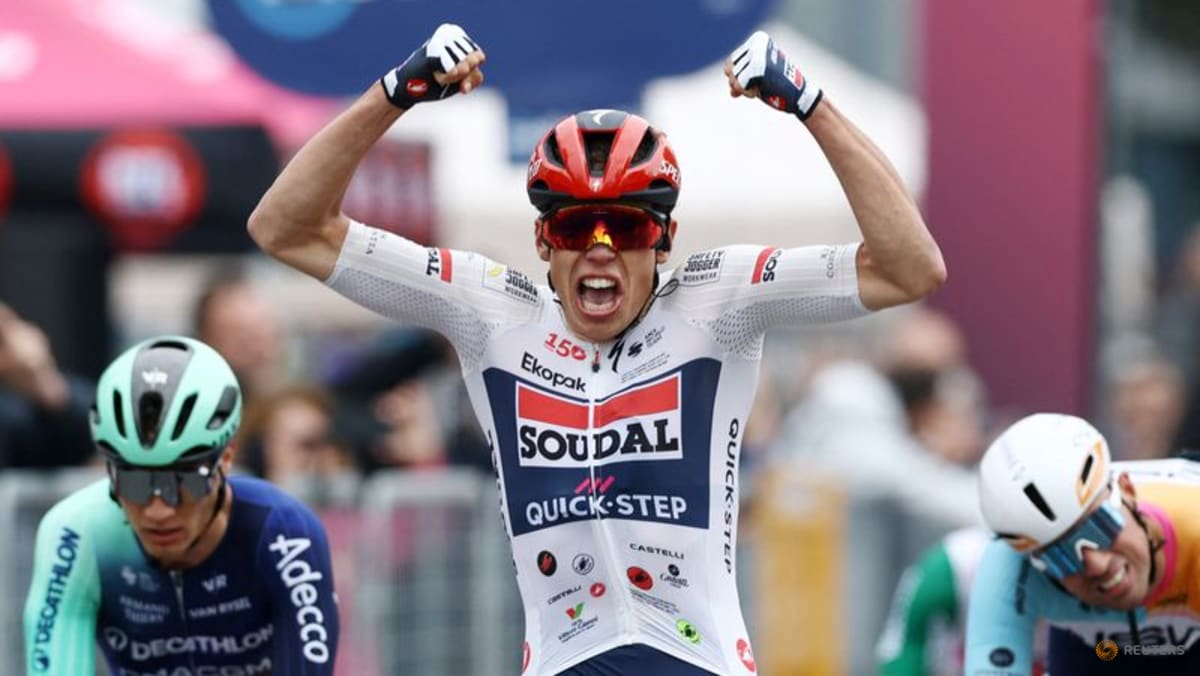 Magnier avoids crash and sprints to win Giro d’Italia opening stage