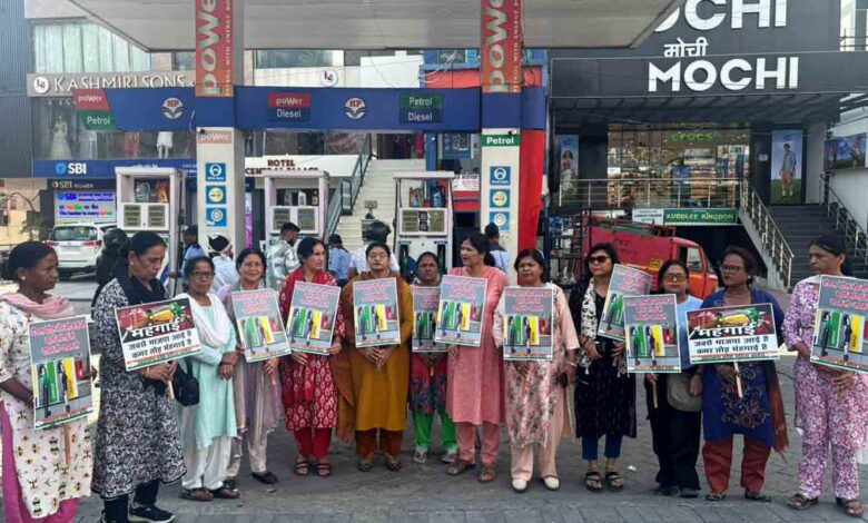 Mahila Congress stages protest against rising fuel prices – Pioneer Edge | Uttarakhand News in English | Dehradun News Today| News Uttarakhand | Uttarakhand latest news