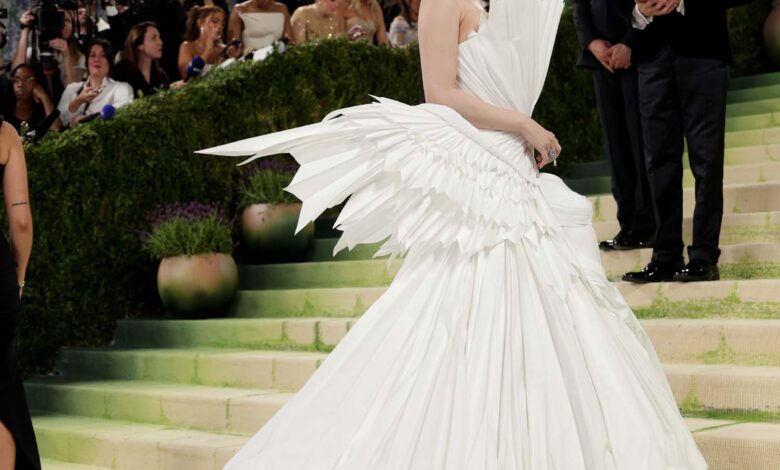 Met Gala 2026: The Folks Wearing White Included the Swan Dress to End All Swan Dresses – Go Fug Yourself