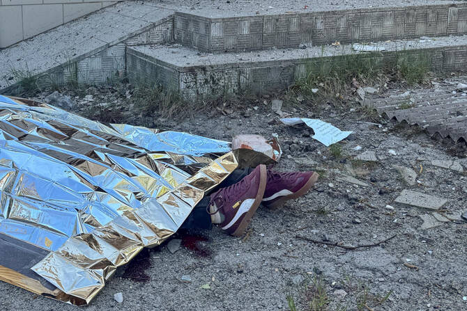 Russian strikes kill five in Ukraine regions