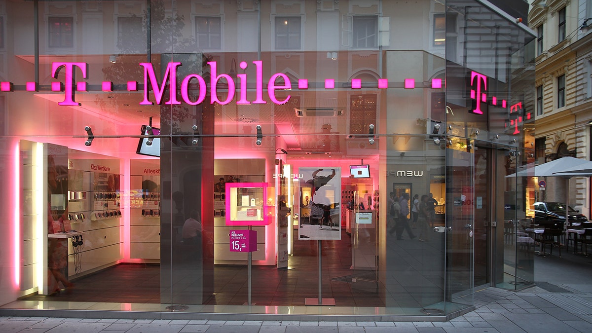 Save big on the iPhone 17 and Galaxy S26 with these T-Mobile deals