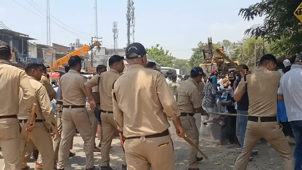 Selaqui Factory Protest : देहरादून के सेलाकुई में मजदूरों का प्रदर्शन हुआ उग्र, पुलिस पर पथराव के बाद लाठीचार्ज – Doon Horizon