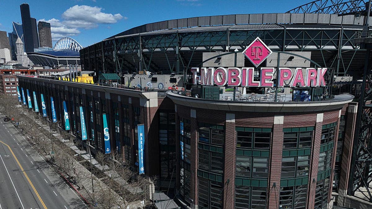 Selfie video captures scary moment baseball fan at Mariners game gets hit in the skull by foul ball