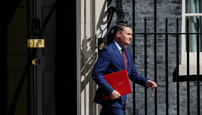 Senior UK minister resigns, calls for a leadership contest to oust PM Starmer