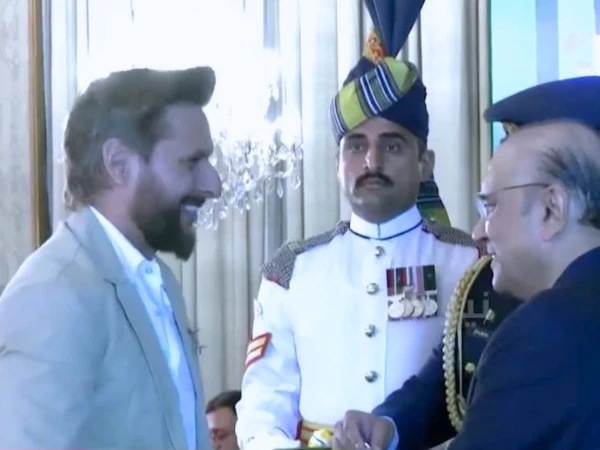 Shahid Afridi awarded Hilal-e-Imtiaz for outstanding services in the field of sports | Express News