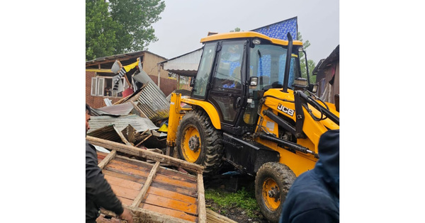 Srinagar Police demolishes illegal structure of drug peddler in Noorbagh