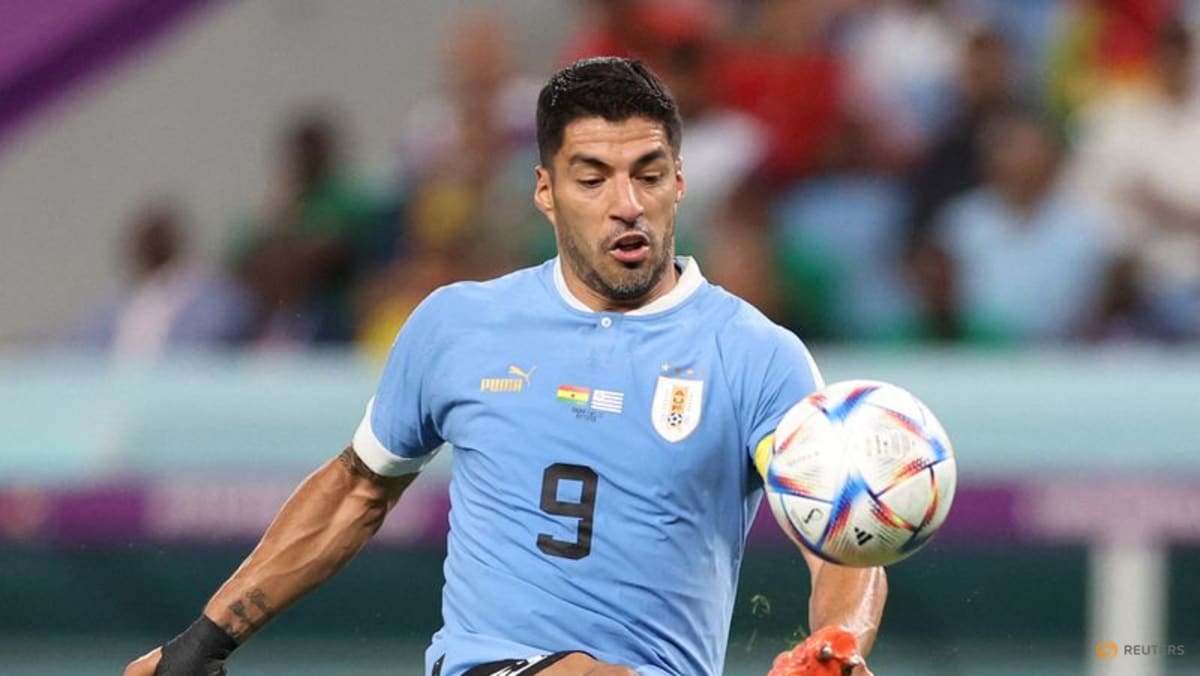 Suarez open to Uruguay return for World Cup