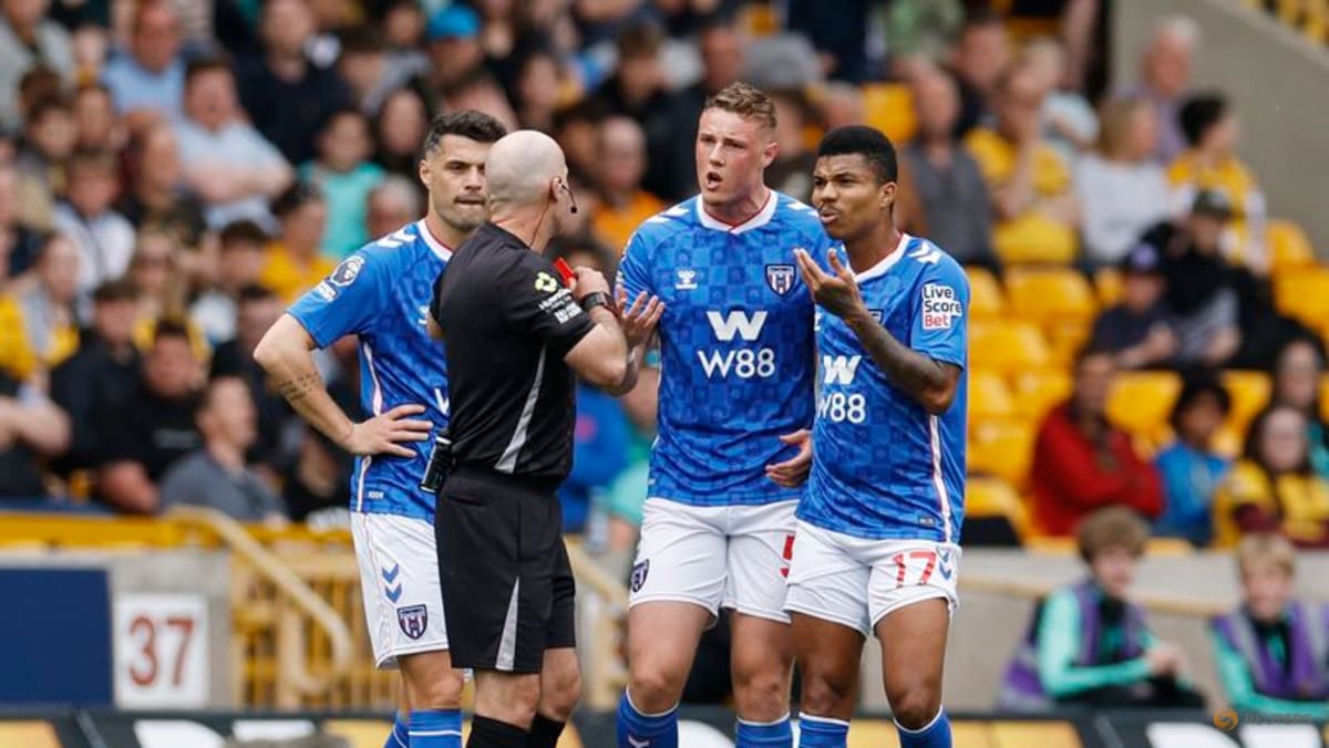 Sunderland’s Ballard sent off for pulling Arokodare’s hair in 1-1 draw at Wolves