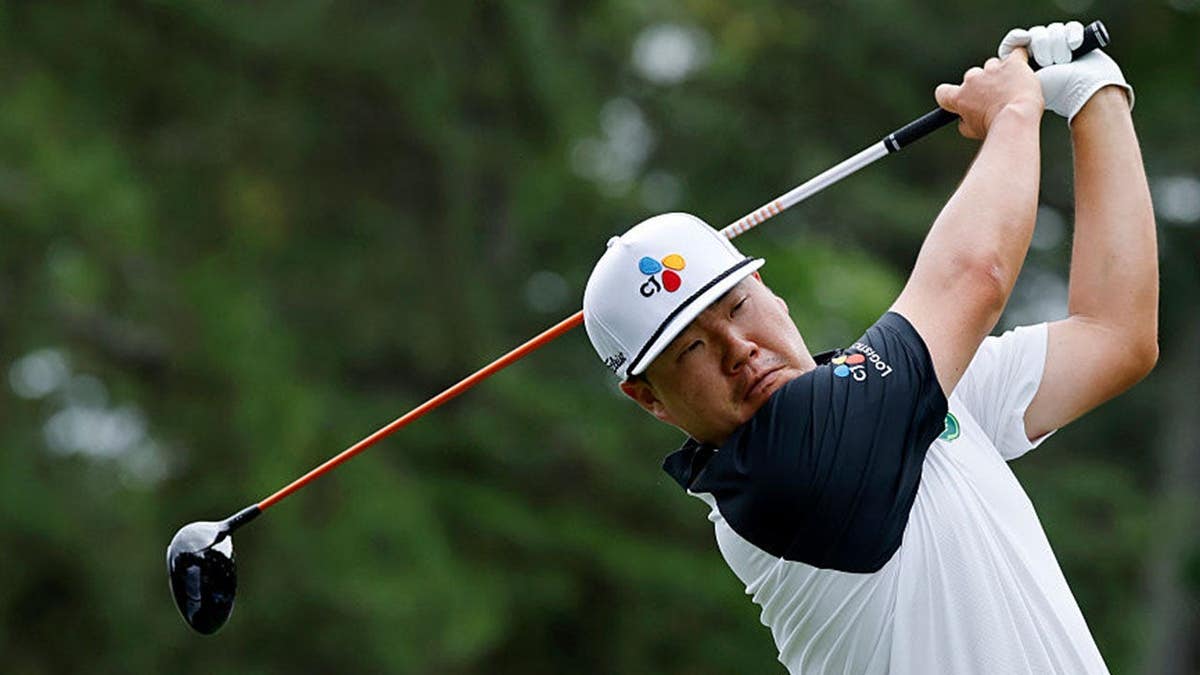 Sungjae Im hits truly bizarre bunker shot that ricochets off grandstand only to end up back at his feet