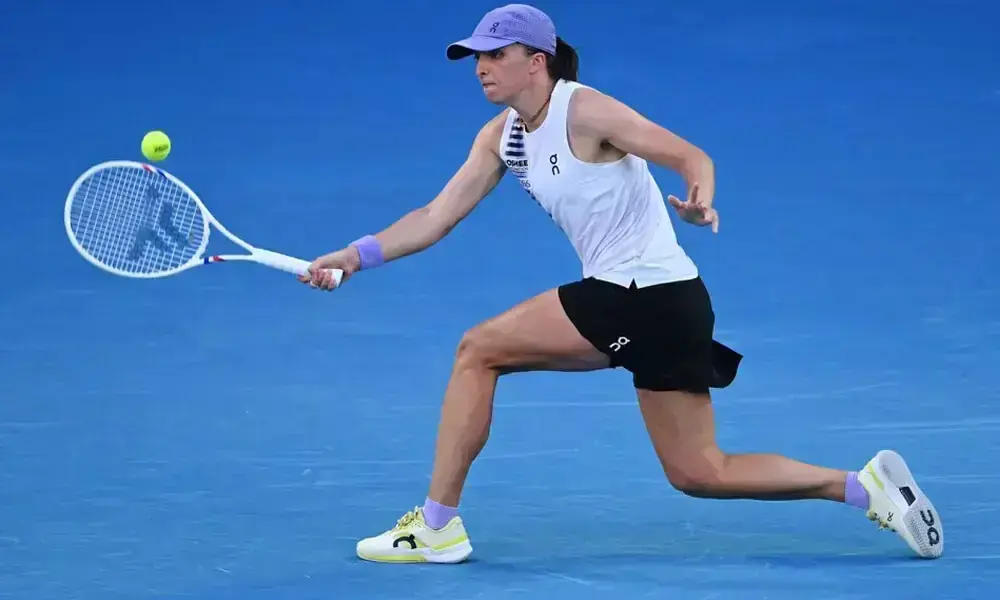 Swiatek battles into Italian Open third round