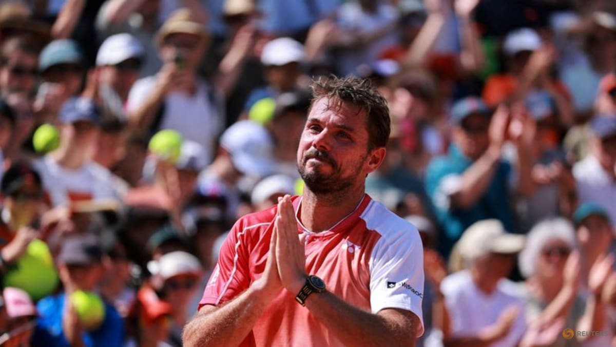 Swiatek cruises, Wawrinka concludes French Open chapter with loss