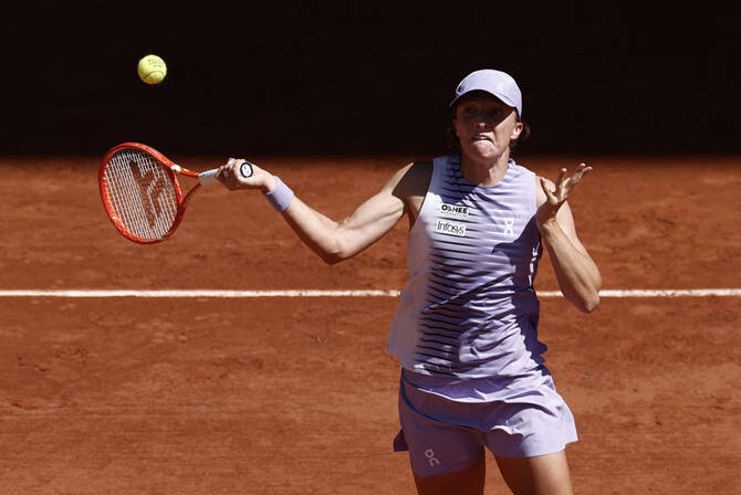Swiatek sees off Bejlek to reach third round at French Open