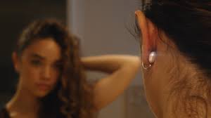 Technology: स्मार्टवॉच के बाद अब Smart Earring की एंट्री, हेल्थ ट�
