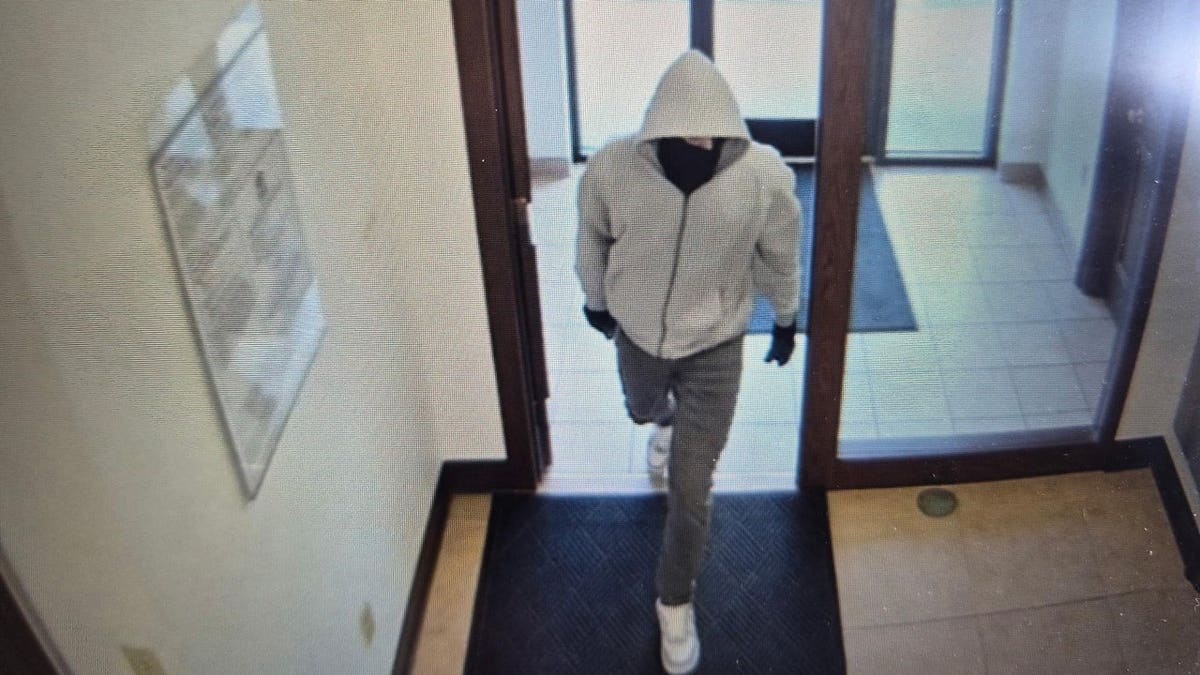 Teen suspect in murder of two bank employees in Kentucky leads police on wild 130 mph chase