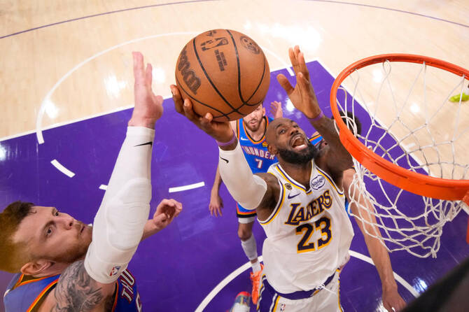 Thunder bury Lakers in second half to take 3-0 series lead