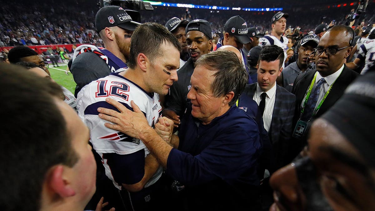 Tom Brady cracks jokes about ‘cranky’ Bill Belichick, Jets, Eli Manning in motivational commencement speech