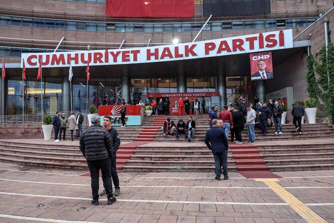 Turkish riot police enter opposition headquarters to evict ousted leaders