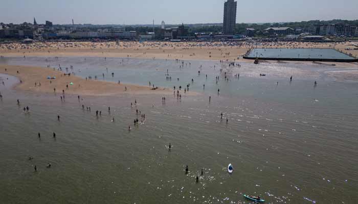 UK beats May heat record with 33.5℃ registered near London