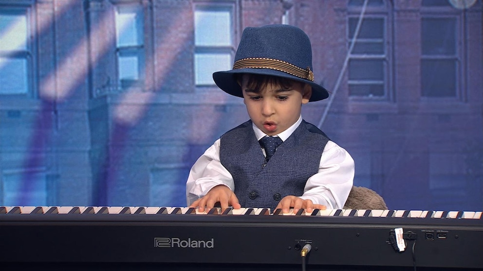 Video 4-year-old piano prodigy already perfecting the tunes