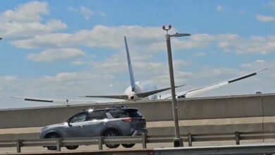 Video United flight hits light pole while landing