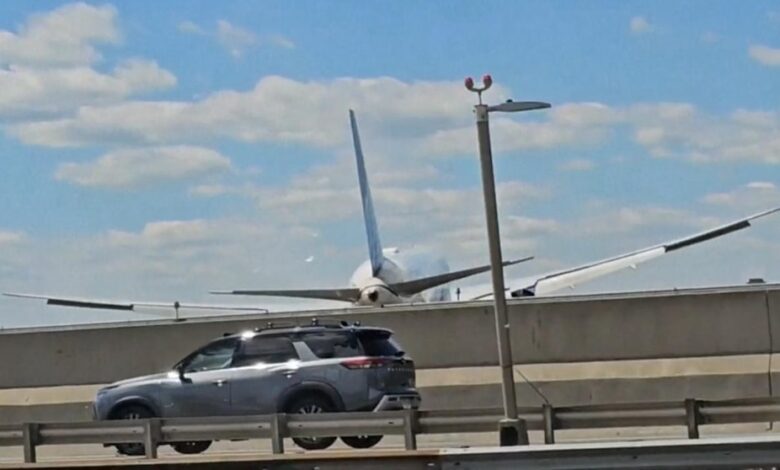 Video United flight hits light pole while landing