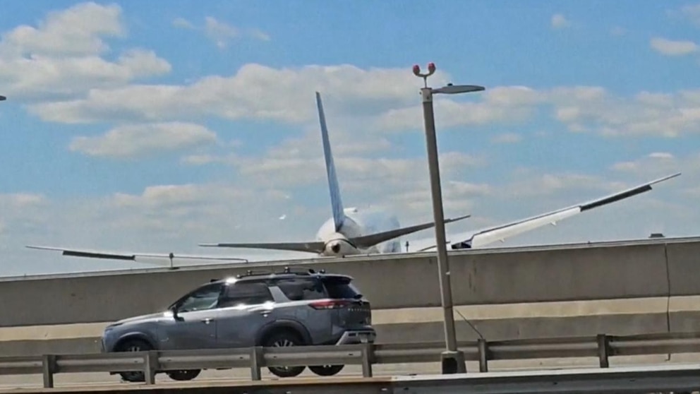 Video United flight hits light pole while landing